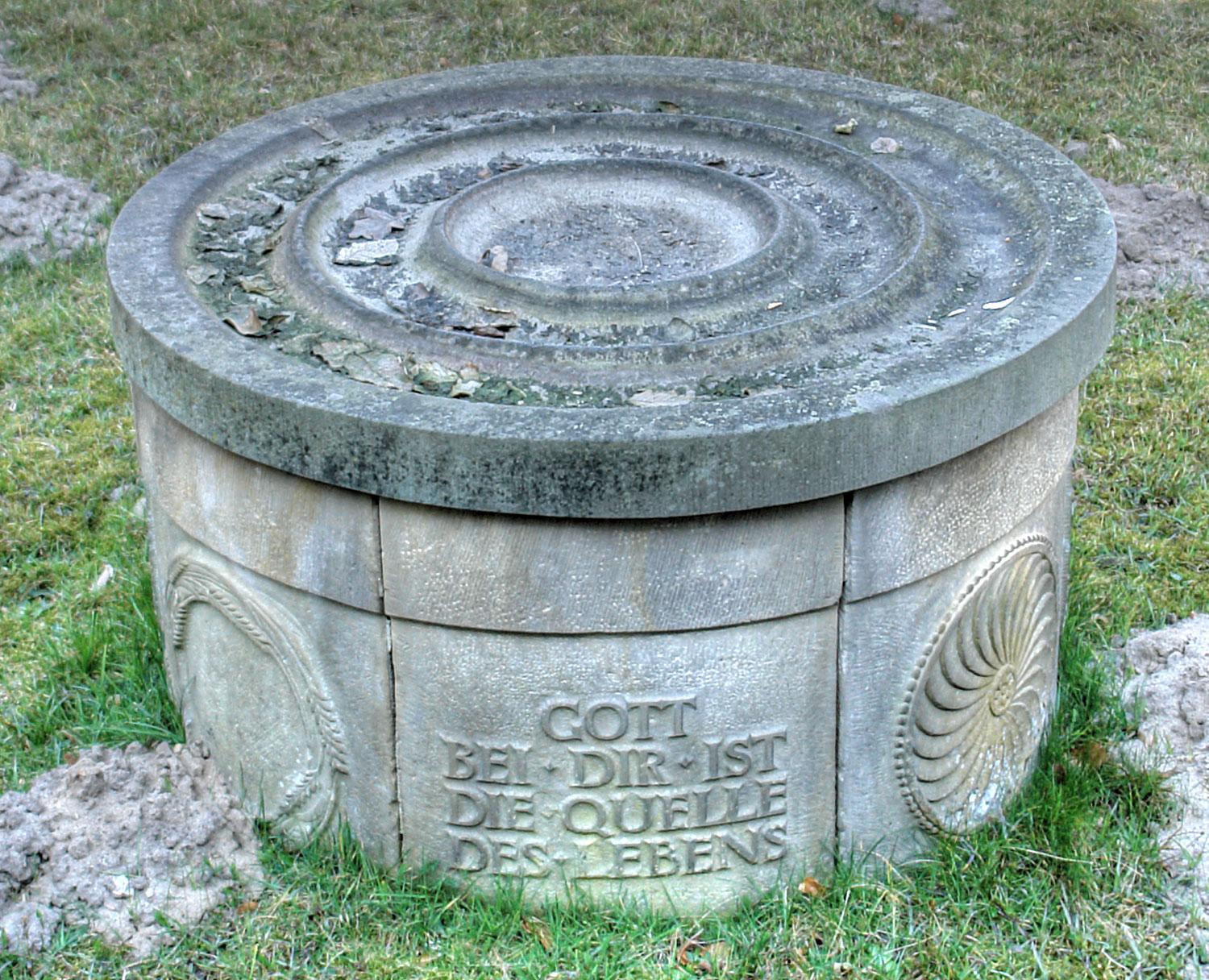 Taufstein/Vogelbrunnen